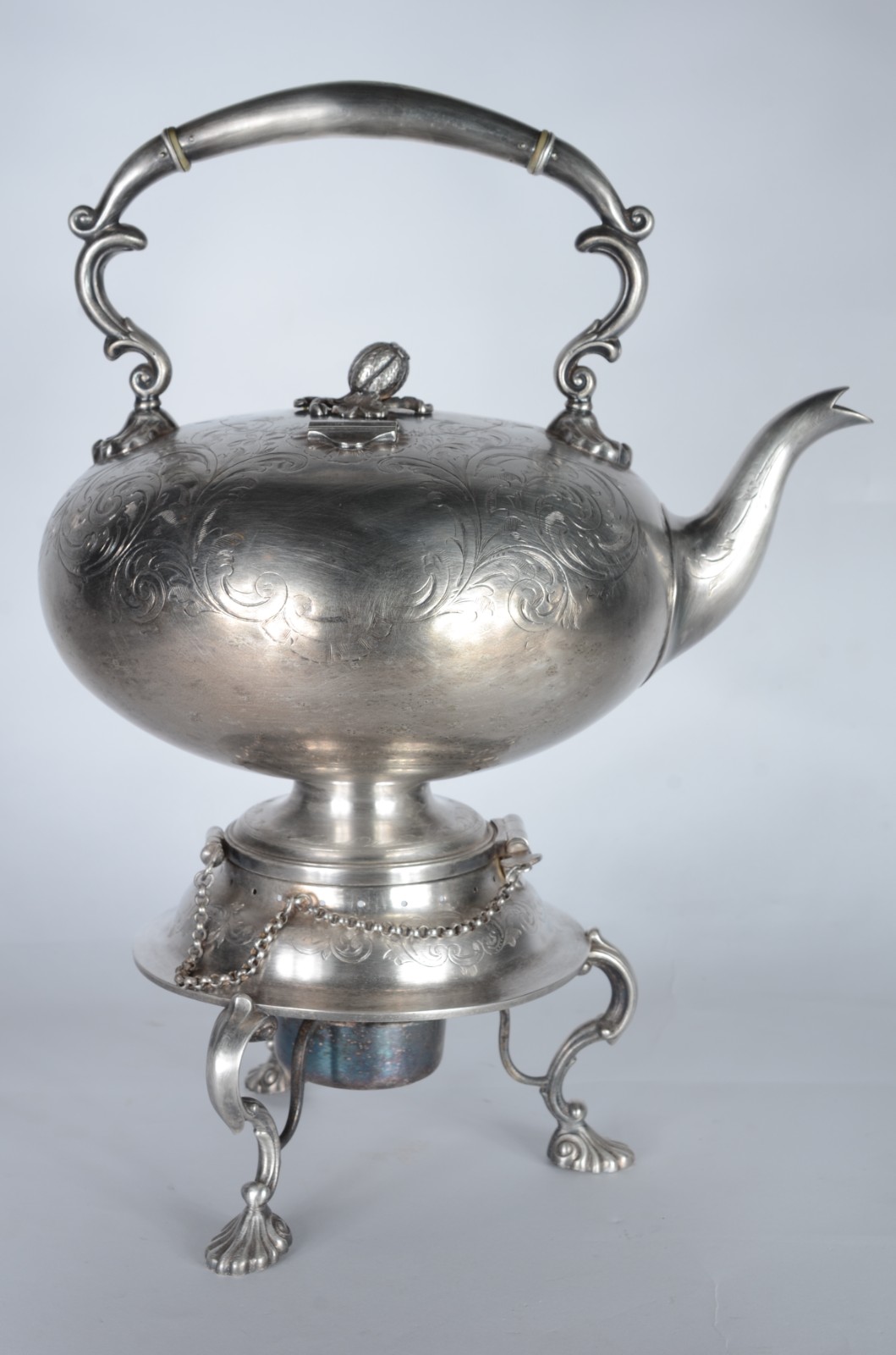 Samovar de metal espessurado a prata com guirlandas cinzeladas, pega... - foto 2 de 7