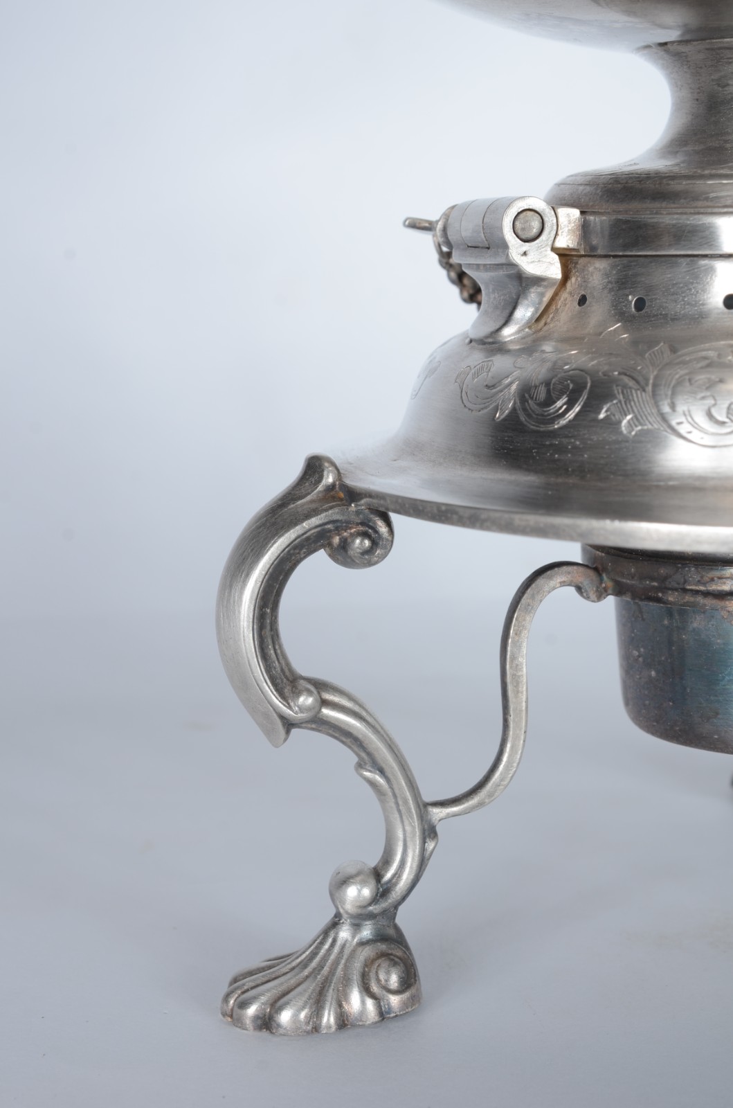 Samovar de metal espessurado a prata com guirlandas cinzeladas, pega... - foto 4 de 7