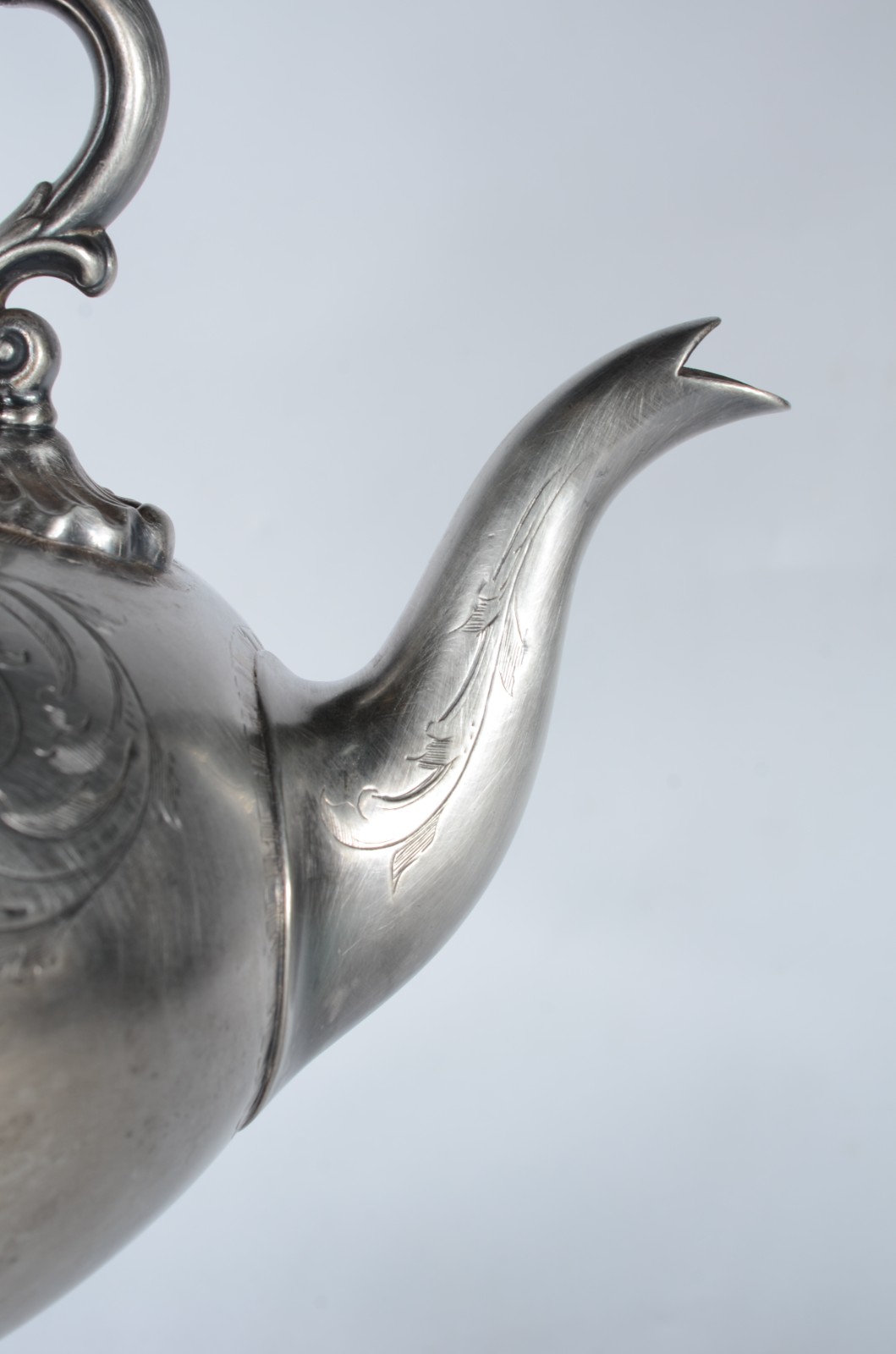 Samovar de metal espessurado a prata com guirlandas cinzeladas, pega... - foto 6 de 7