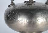 Samovar de metal espessurado a prata com guirla... - Samovar de metal espessurado a prata com guirlandas cinzeladas, pega da tampa na forma de fruto, pés em concheados. Pequenos amassados e um dos ...