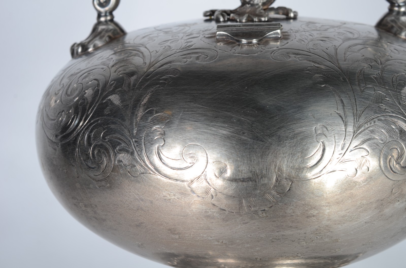 Samovar de metal espessurado a prata com guirlandas cinzeladas, pega... - foto 7 de 7