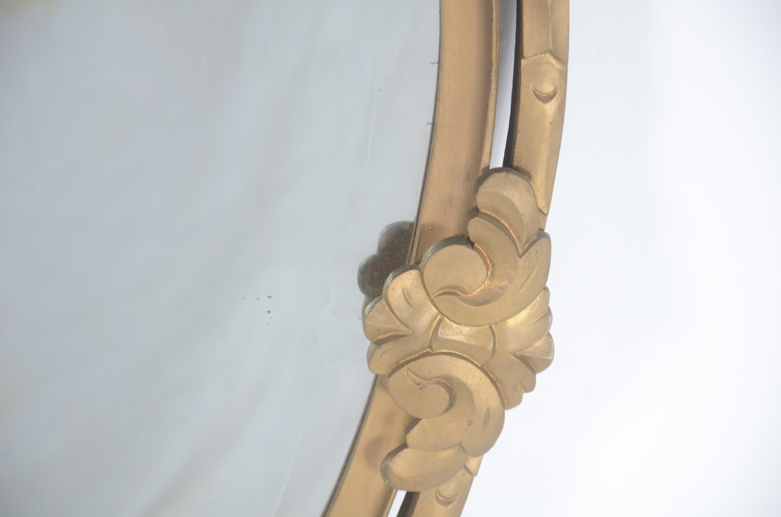 Espelho de cristal bisotado, feitio oval, moldura dourada encimada... - foto 3 de 4