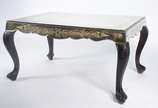 Mesa de centro com quatro pernas de madeira lig... - Mesa de centro com quatro pernas de madeira ligeiramente arqueadas e tampo espelhado.