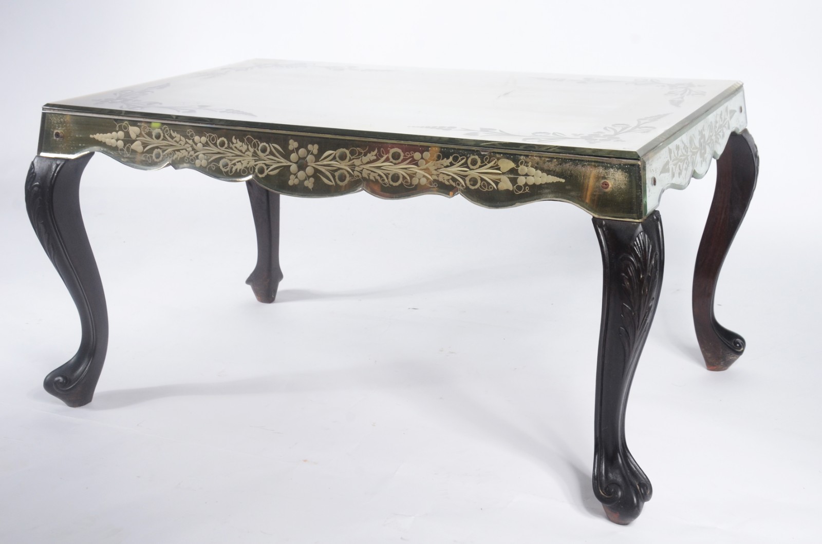 Mesa de centro com quatro pernas de madeira ligeiramente arqueadas e... - foto 1 de 7