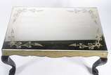 Mesa de centro com quatro pernas de madeira lig... - Mesa de centro com quatro pernas de madeira ligeiramente arqueadas e tampo espelhado.