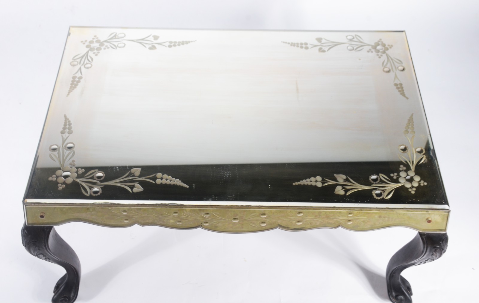 Mesa de centro com quatro pernas de madeira ligeiramente arqueadas e... - foto 3 de 7