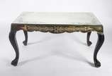 Mesa de centro com quatro pernas de madeira lig... - Mesa de centro com quatro pernas de madeira ligeiramente arqueadas e tampo espelhado.