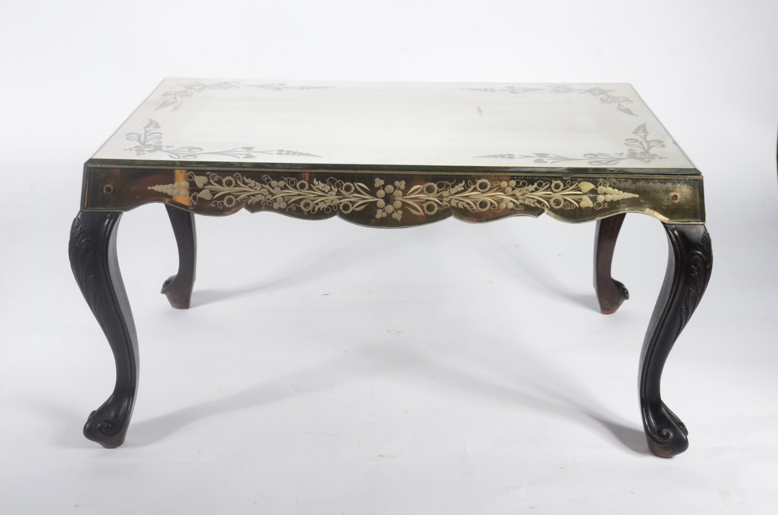 Mesa de centro com quatro pernas de madeira ligeiramente arqueadas e... - foto 4 de 7