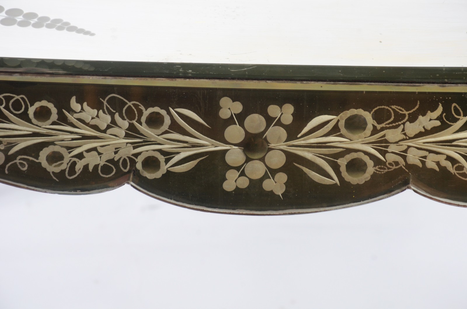 Mesa de centro com quatro pernas de madeira ligeiramente arqueadas e... - foto 5 de 7