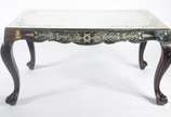 Mesa de centro com quatro pernas de madeira lig... - Mesa de centro com quatro pernas de madeira ligeiramente arqueadas e tampo espelhado.