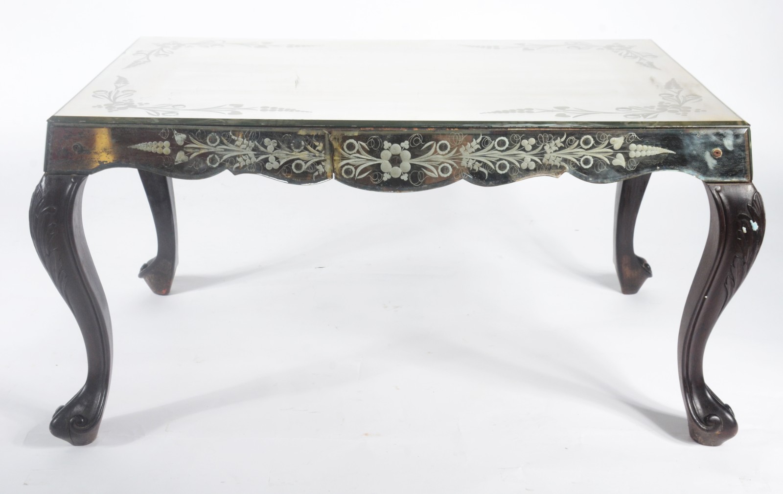 Mesa de centro com quatro pernas de madeira ligeiramente arqueadas e... - foto 6 de 7