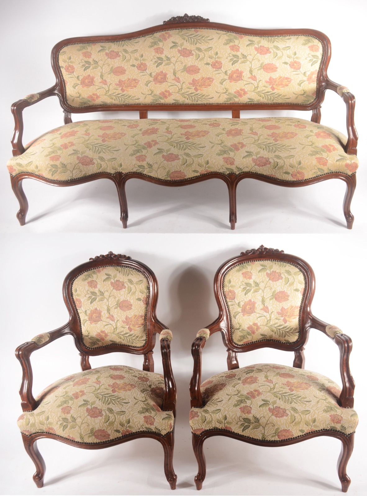 Conjunto de sofá para 3 lugares e par de poltronas de madeira nobre... - foto 1 de 8