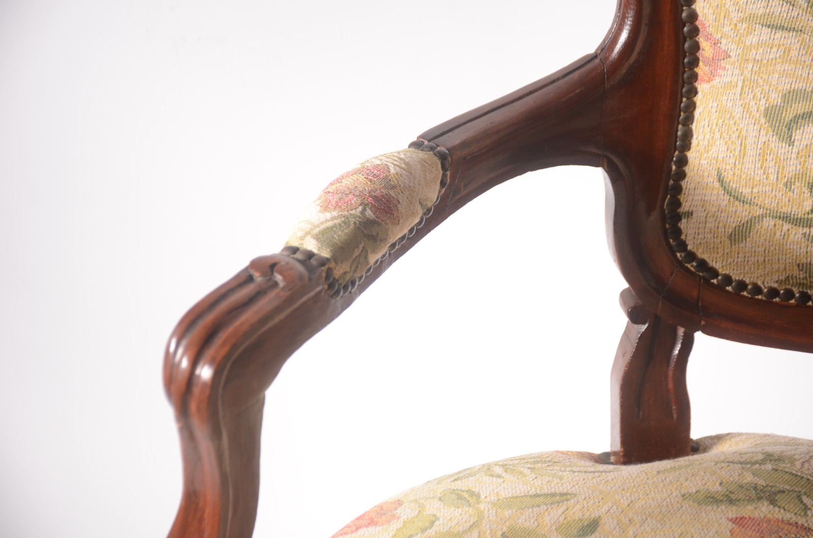 Conjunto de sofá para 3 lugares e par de poltronas de madeira nobre... - foto 4 de 8