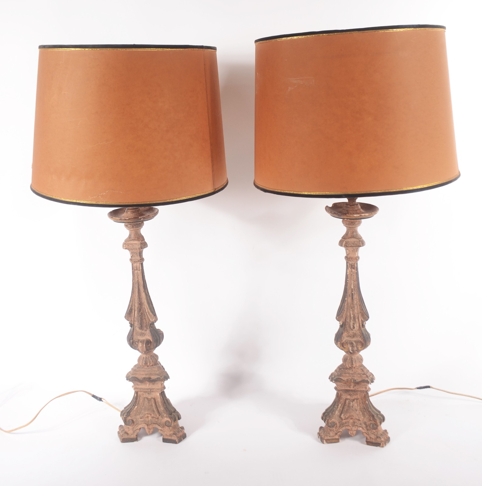 Par de abatjoures de madeira entalhada e patinada, cúpulas de... - foto 1 de 6