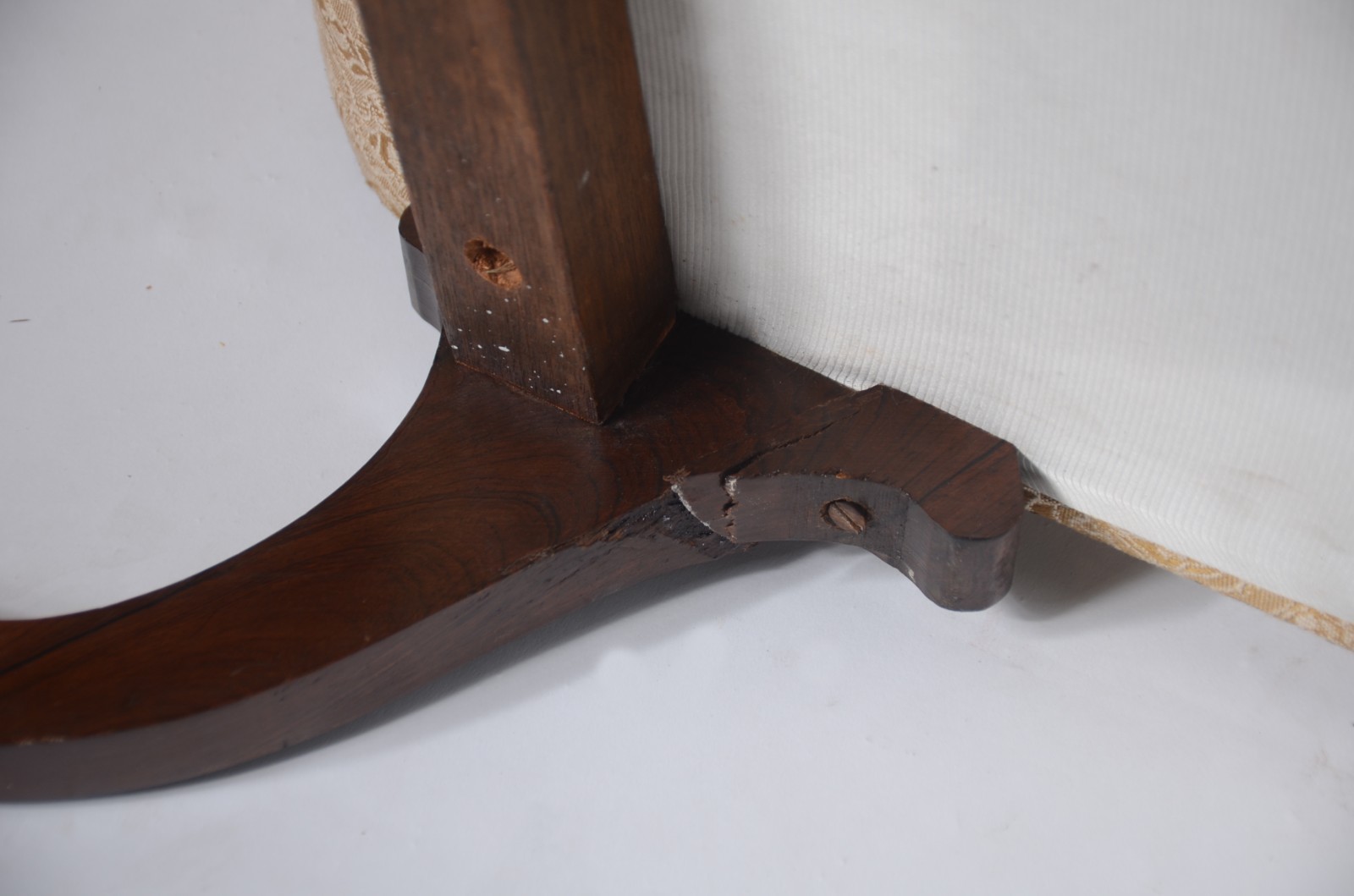 Conjunto de sofá e par de poltronas de madeira nobre, estilo ingles... - foto 8 de 8