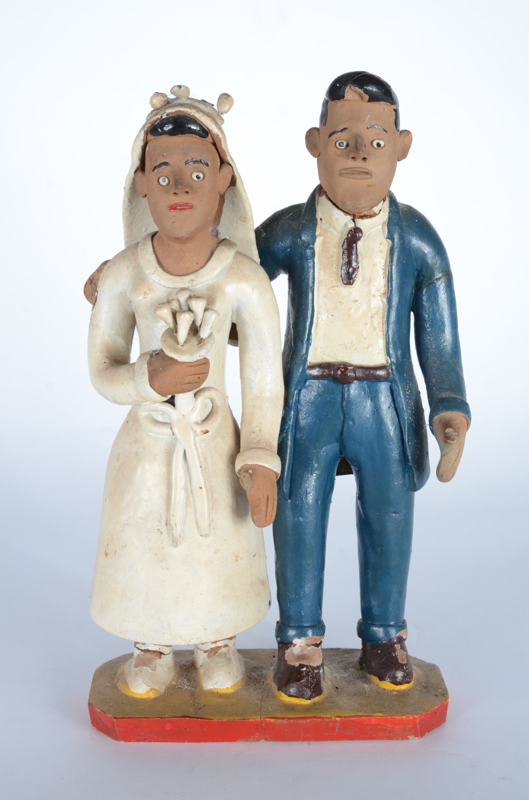 Escultura de cerâmica policromada representando casal de noivos... - foto 1 de 11