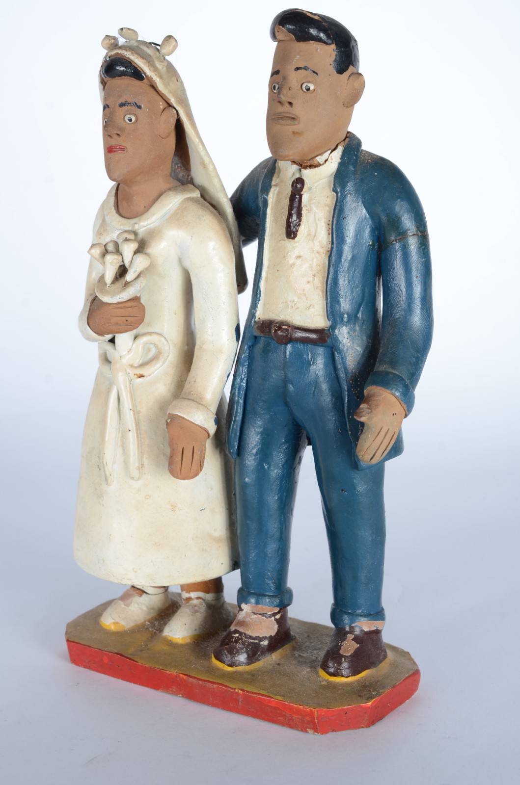 Escultura de cerâmica policromada representando casal de noivos... - foto 2 de 11