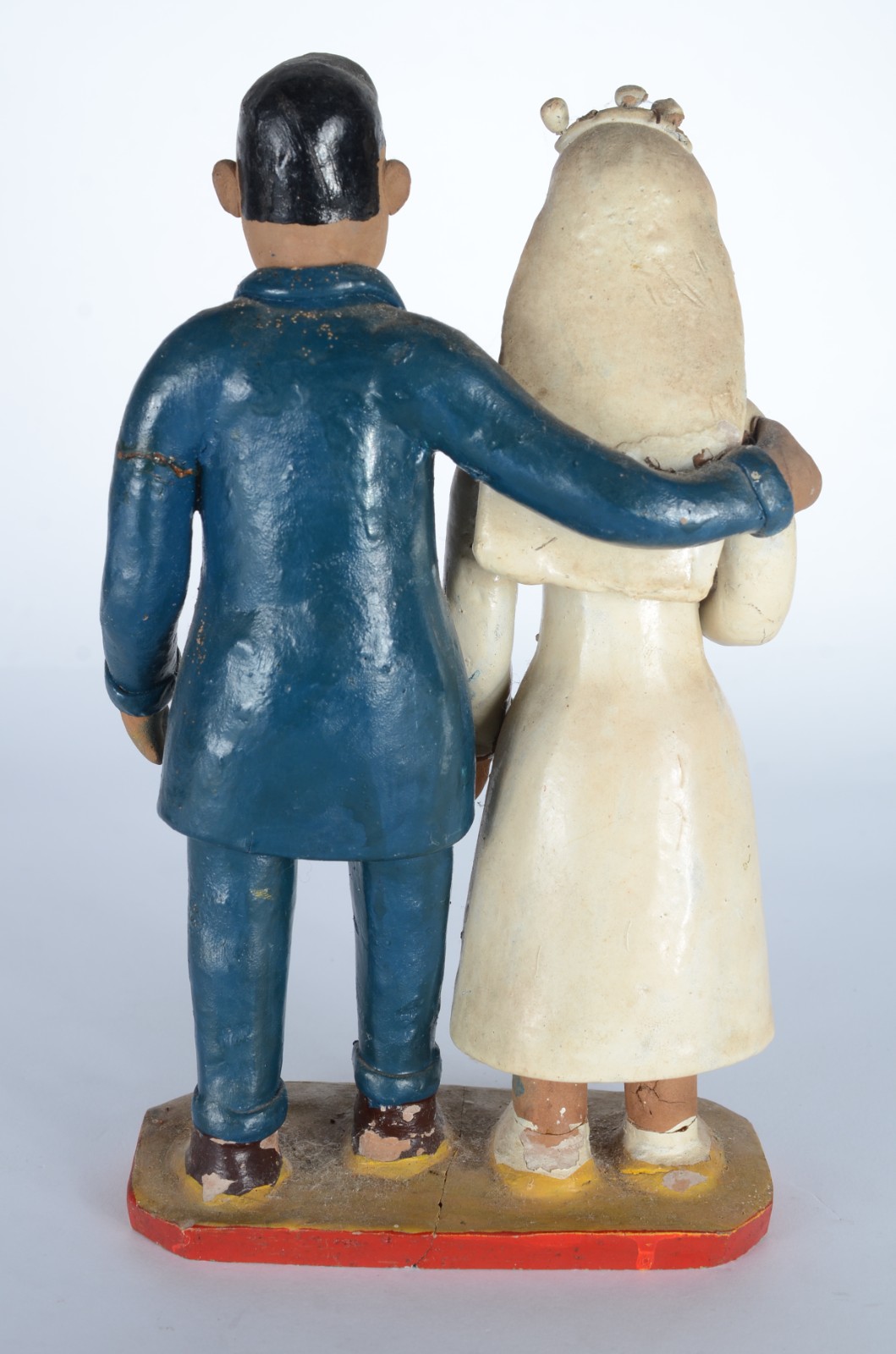 Escultura de cerâmica policromada representando casal de noivos... - foto 4 de 11