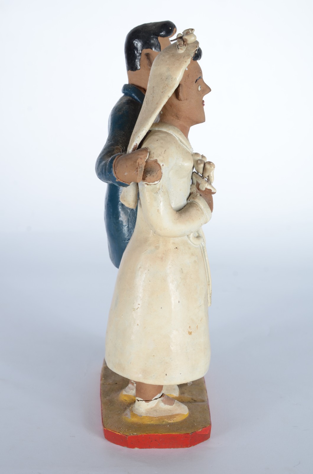 Escultura de cerâmica policromada representando casal de noivos... - foto 6 de 11