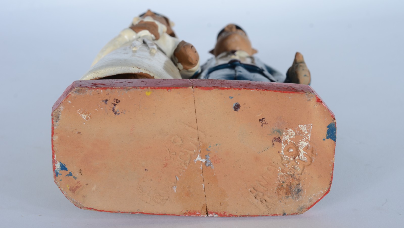 Escultura de cerâmica policromada representando casal de noivos... - foto 8 de 11