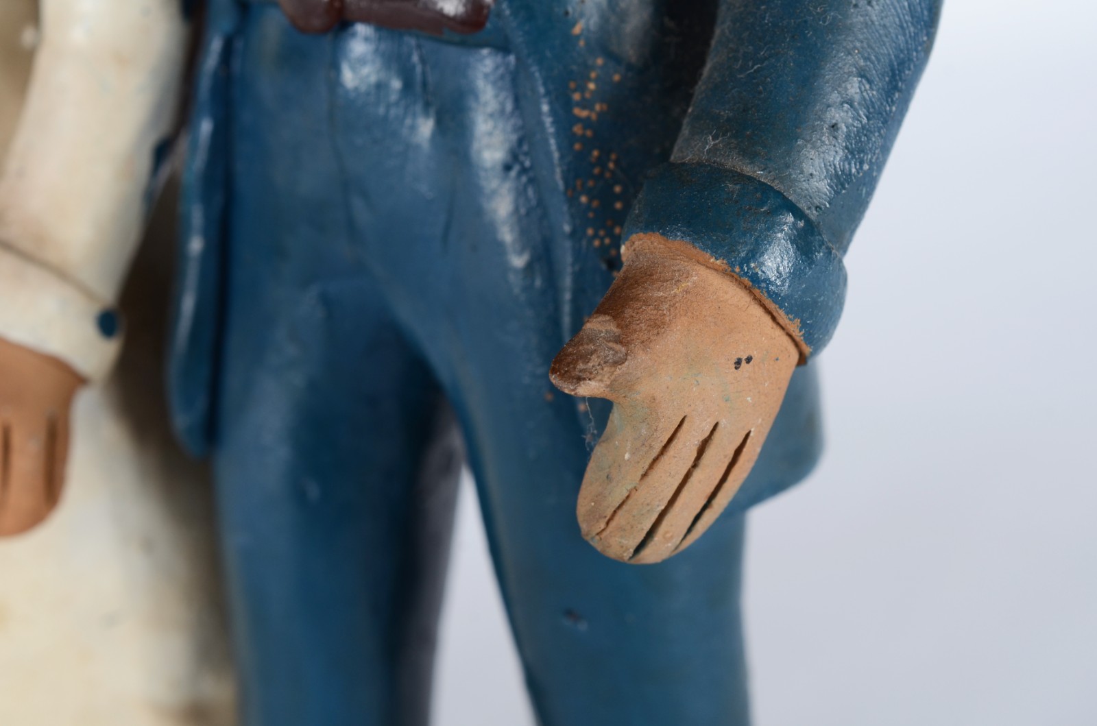 Escultura de cerâmica policromada representando casal de noivos... - foto 11 de 11