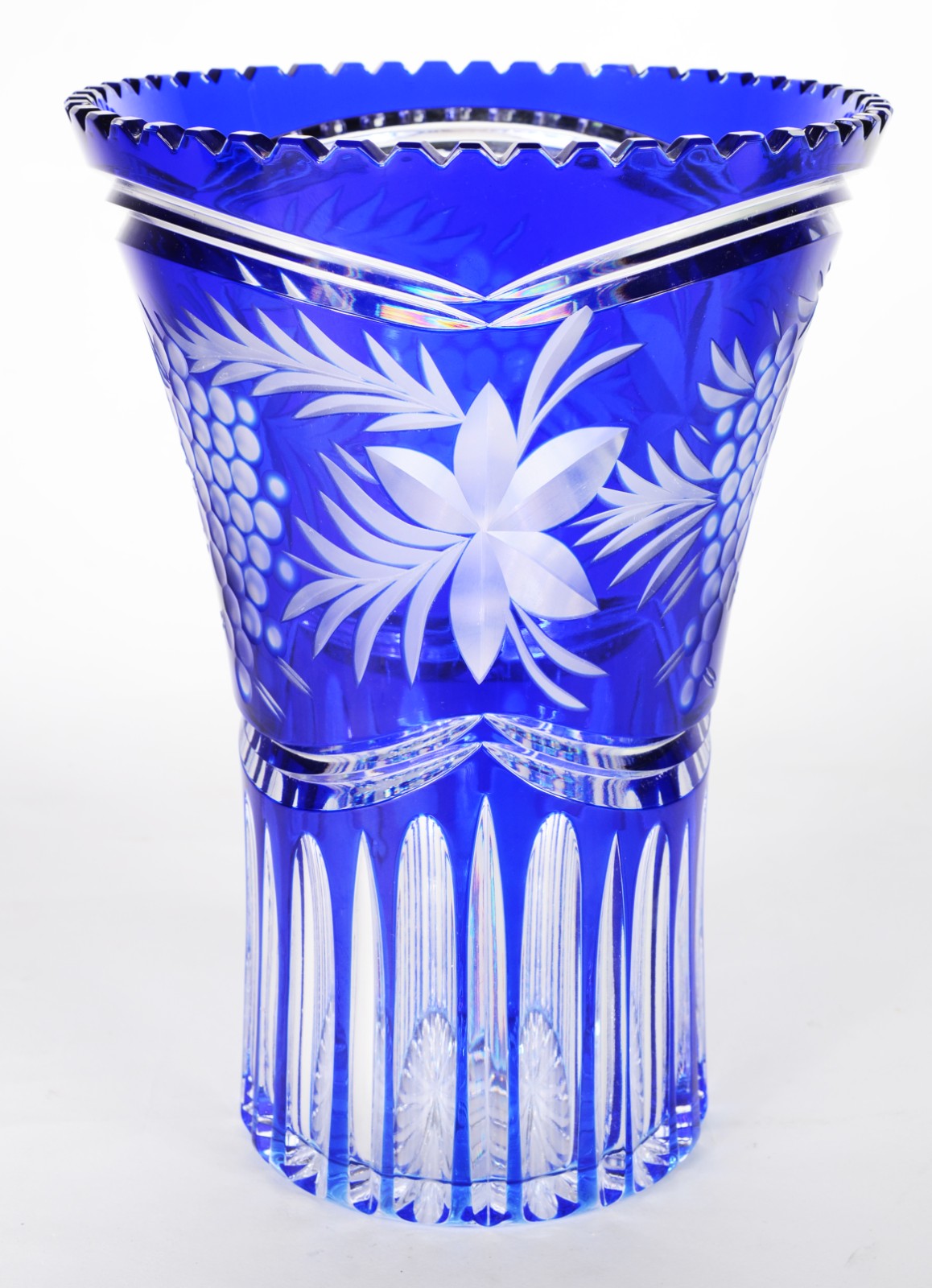 Vaso de cristal tcheco doublé azul lapidado. - foto 1 de 5