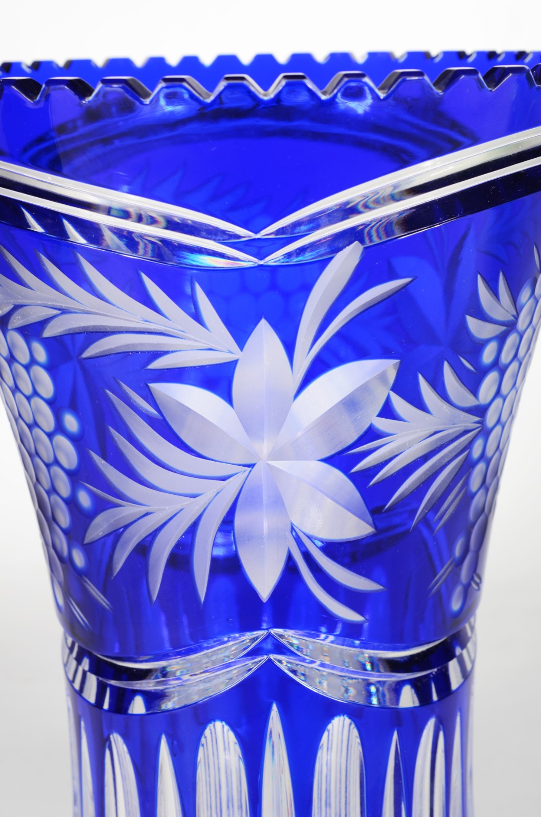 Vaso de cristal tcheco doublé azul lapidado. - foto 2 de 5