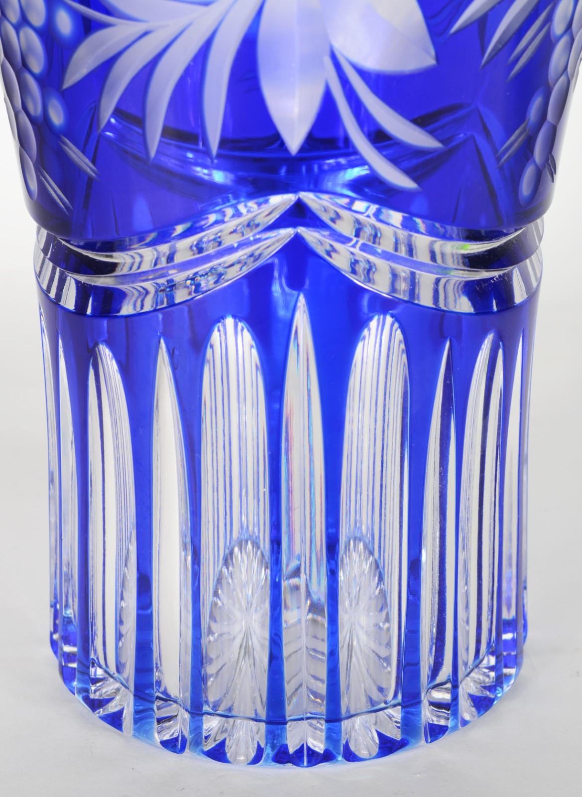 Vaso de cristal tcheco doublé azul lapidado. - foto 3 de 5