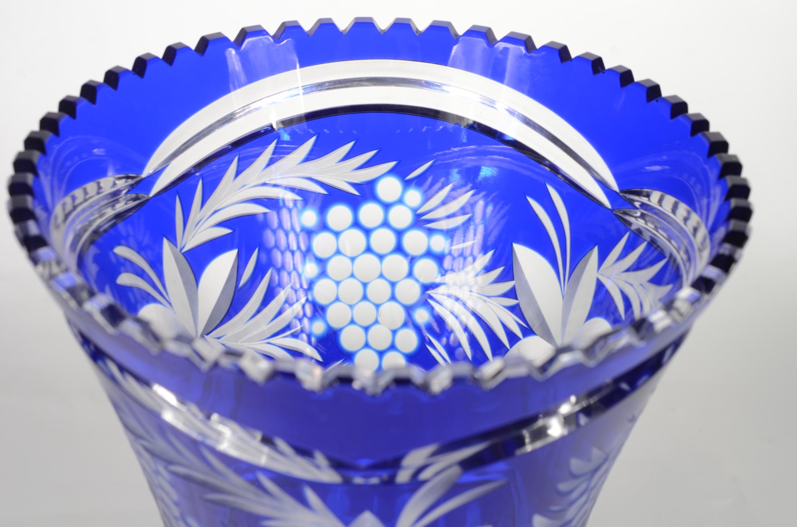 Vaso de cristal tcheco doublé azul lapidado. - foto 4 de 5