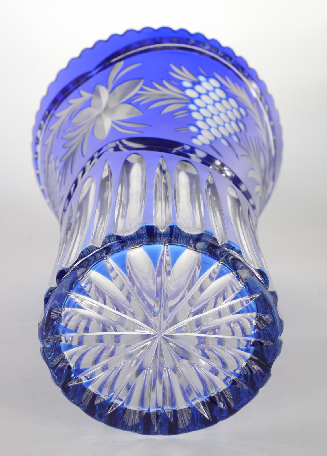 Vaso de cristal tcheco doublé azul lapidado. - foto 5 de 5