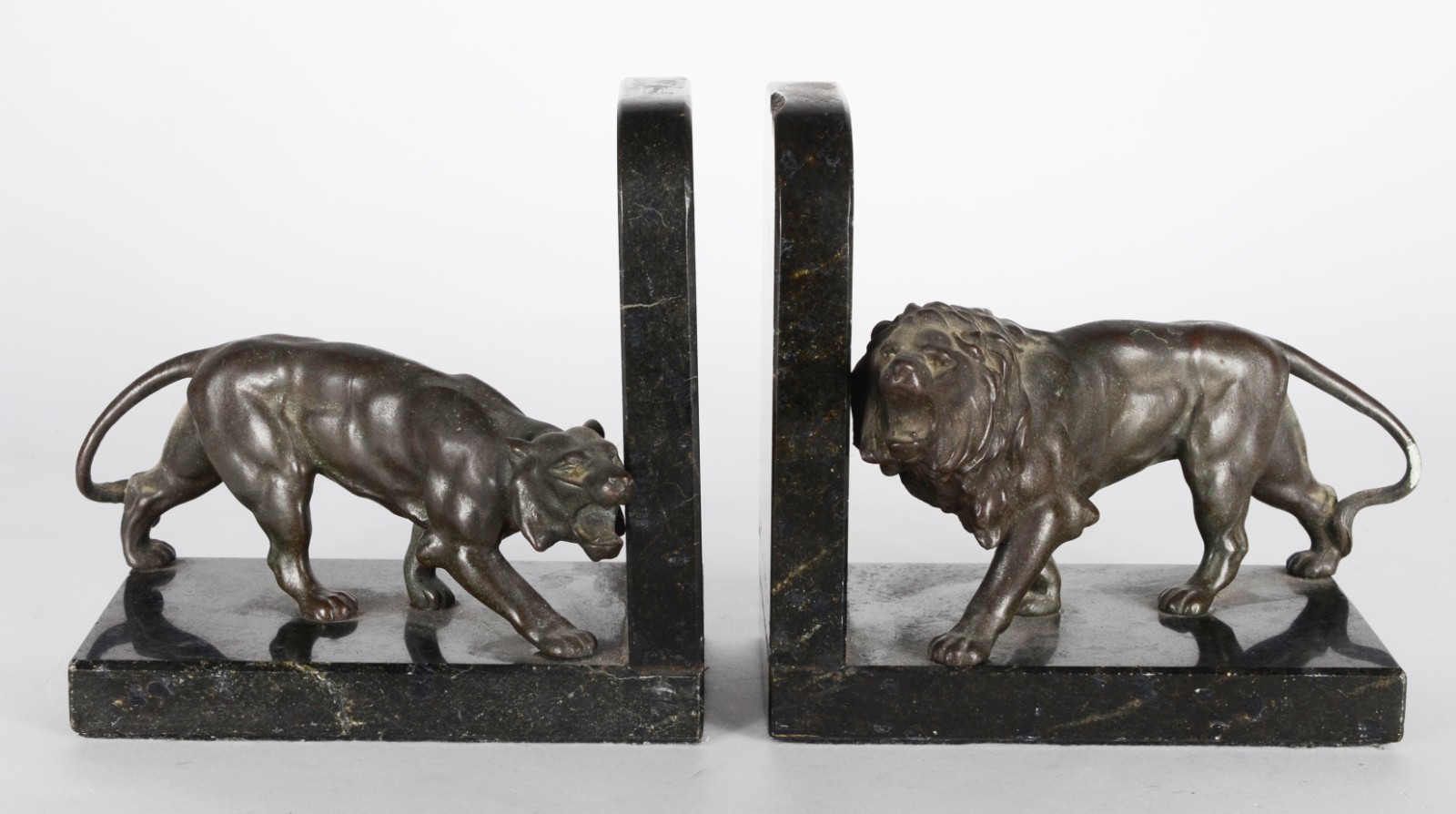 Par de serres livres com figuras de leão e leoa de metal patinado... - foto 1 de 7