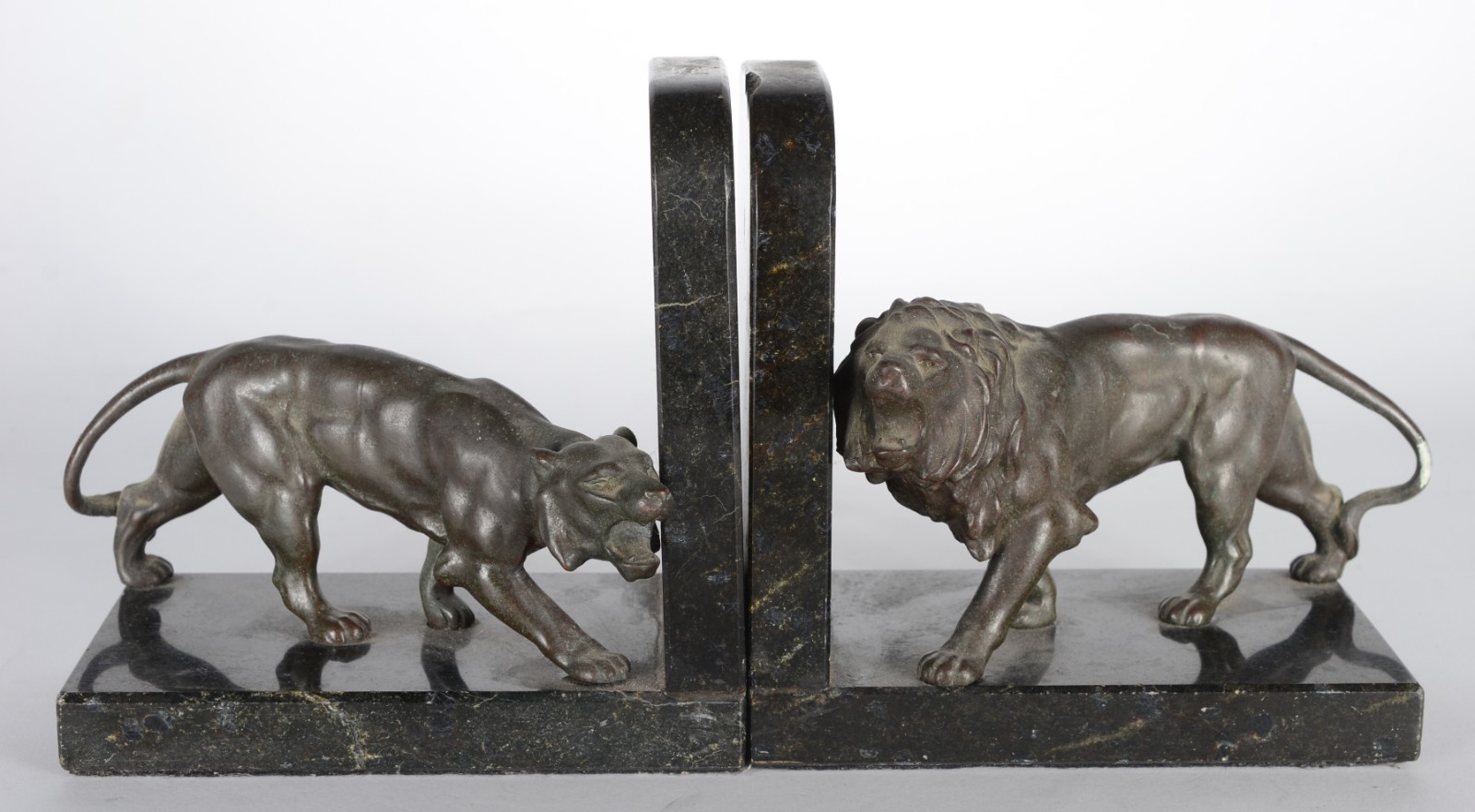 Par de serres livres com figuras de leão e leoa de metal patinado... - foto 2 de 7