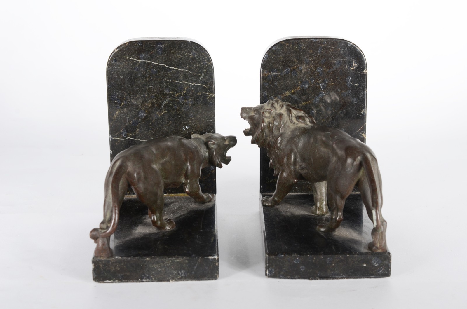 Par de serres livres com figuras de leão e leoa de metal patinado... - foto 3 de 7