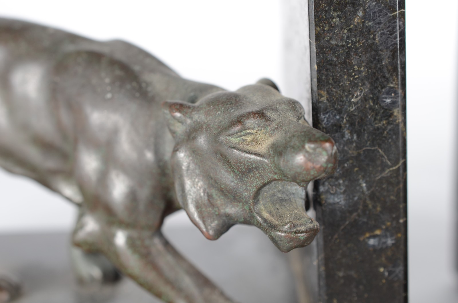 Par de serres livres com figuras de leão e leoa de metal patinado... - foto 6 de 7