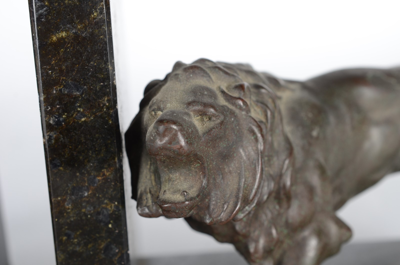 Par de serres livres com figuras de leão e leoa de metal patinado... - foto 7 de 7