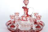 Conjunto de licoreira com 6 cálices e presentoi... - Conjunto de licoreira com 6 cálices e presentoir de cristal europeu doublé rubi lapidado. Pequenos lascados no presentoir.