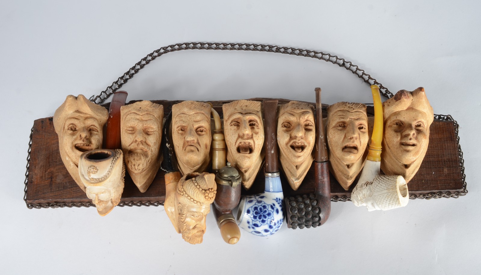 Conjunto com 6 cachimbos de diversas procedências com suporte de... - foto 1 de 10