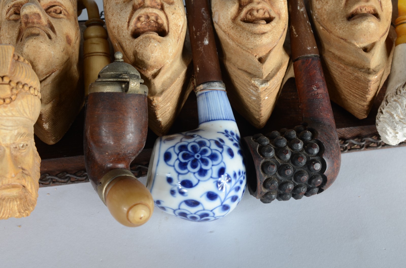 Conjunto com 6 cachimbos de diversas procedências com suporte de... - foto 2 de 10