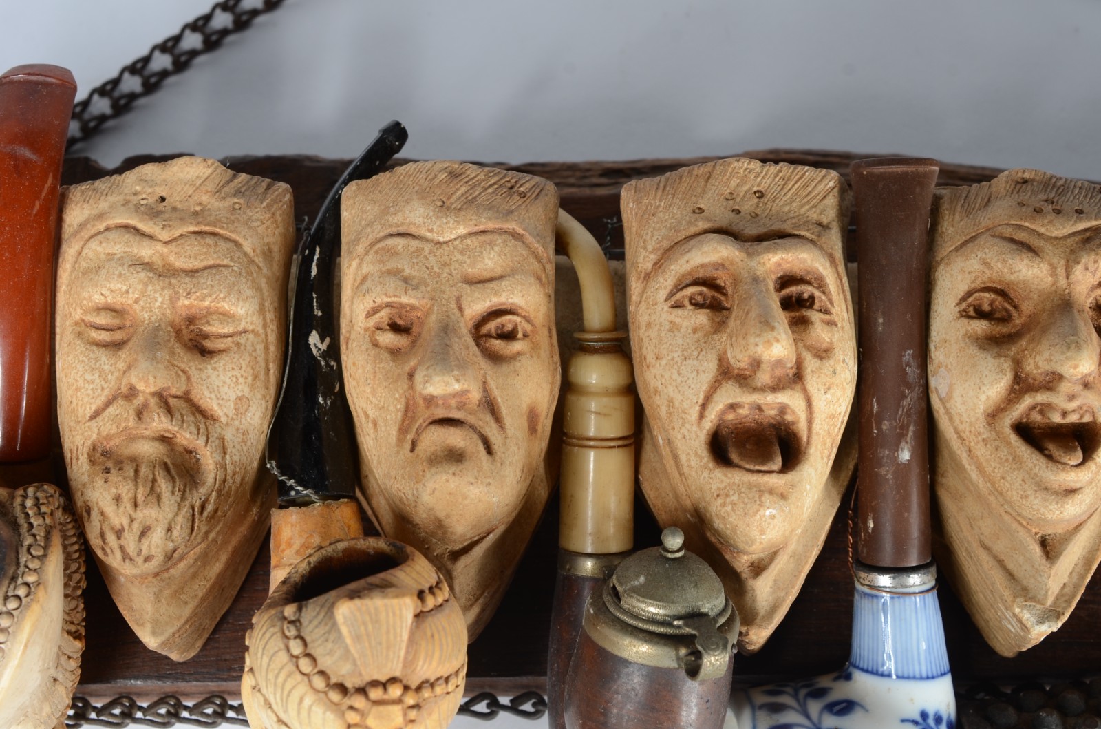 Conjunto com 6 cachimbos de diversas procedências com suporte de... - foto 3 de 10