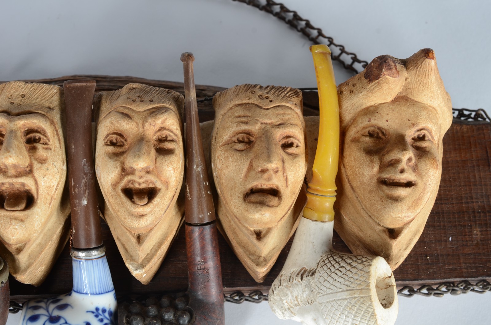 Conjunto com 6 cachimbos de diversas procedências com suporte de... - foto 5 de 10