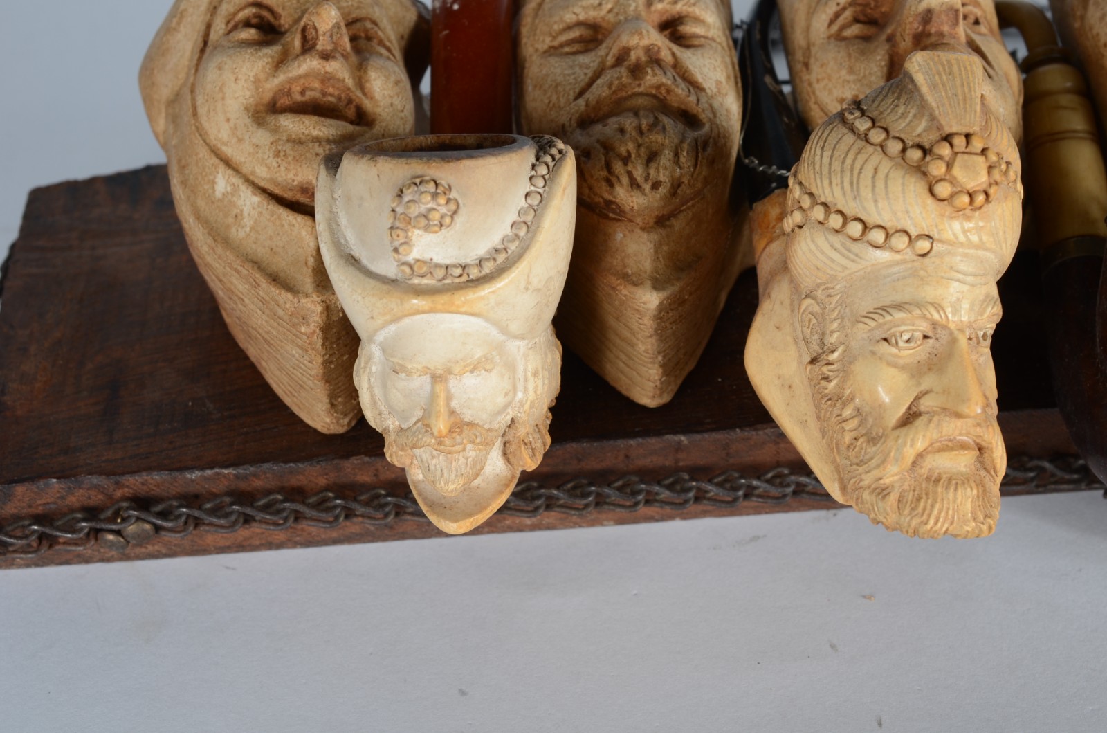 Conjunto com 6 cachimbos de diversas procedências com suporte de... - foto 6 de 10