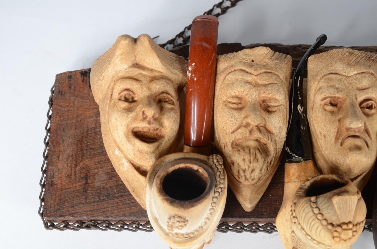 Conjunto com 6 cachimbos de diversas procedências com suporte de... - foto 7 de 10