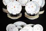 Meissen (1708),  - Belíssimo serviço de jantar de porcelana alemã de Meissen, decoração floral com bordas douradas, composto de: 28 pratos rasos (2 ligeiramente menores 