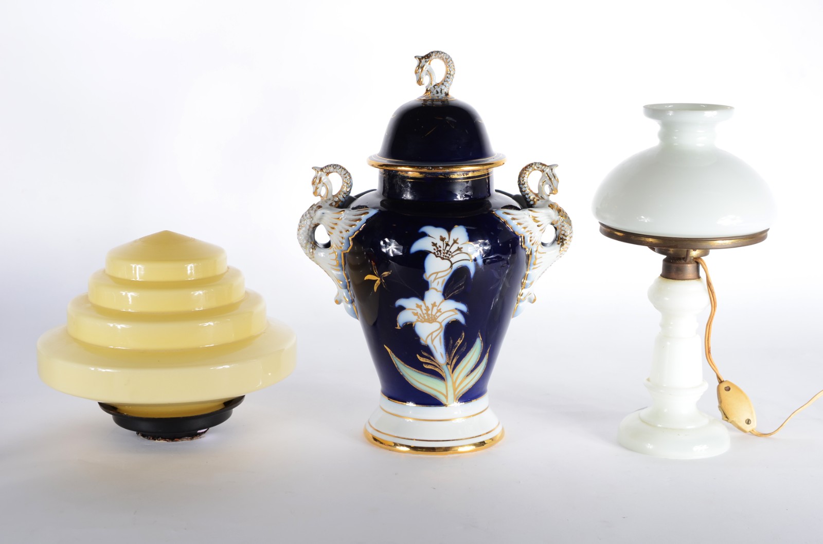 Três peças, sendo: ânfora de porcelana, abatjour (pequeno lascado) e... - foto 1 de 10