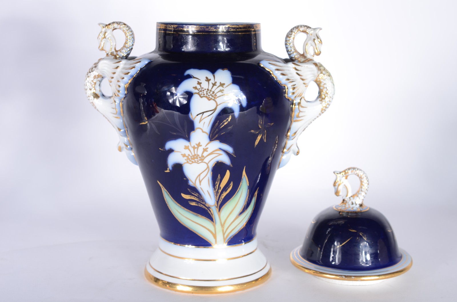 Três peças, sendo: ânfora de porcelana, abatjour (pequeno lascado) e... - foto 2 de 10