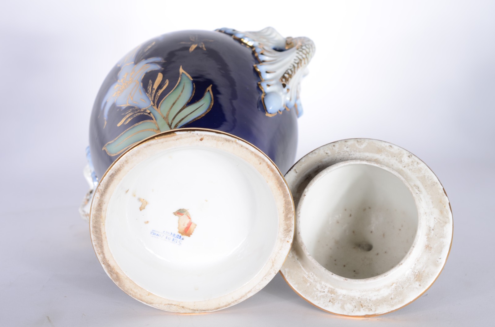 Três peças, sendo: ânfora de porcelana, abatjour (pequeno lascado) e... - foto 5 de 10