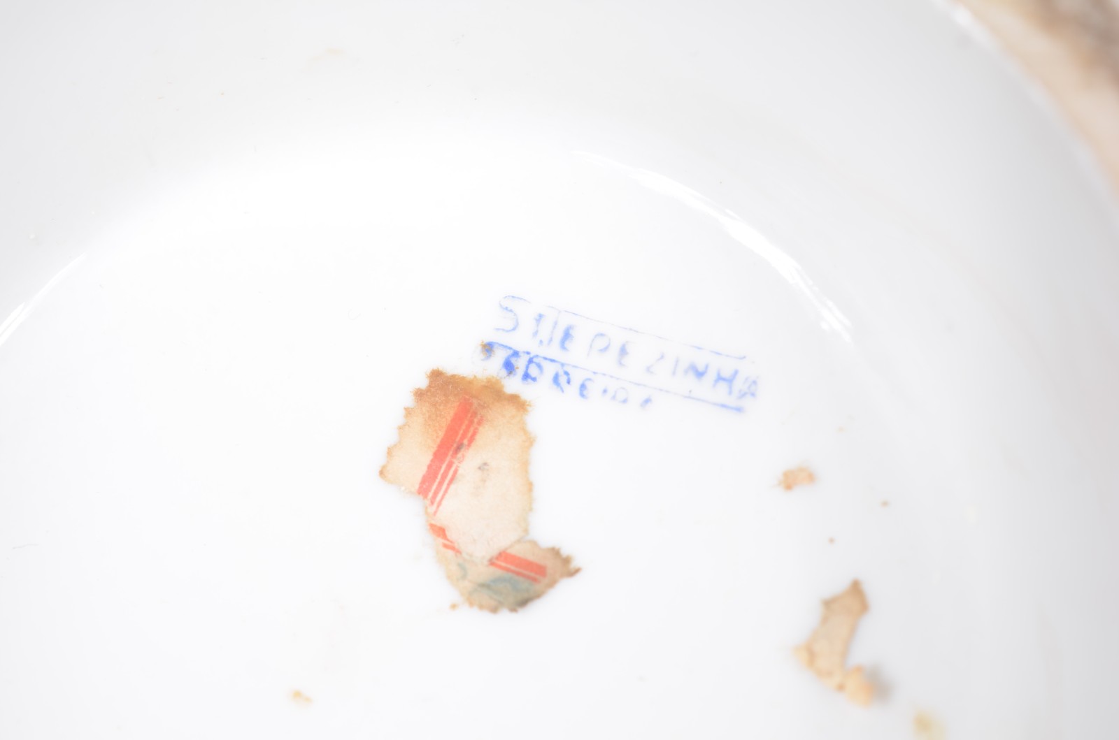 Três peças, sendo: ânfora de porcelana, abatjour (pequeno lascado) e... - foto 6 de 10