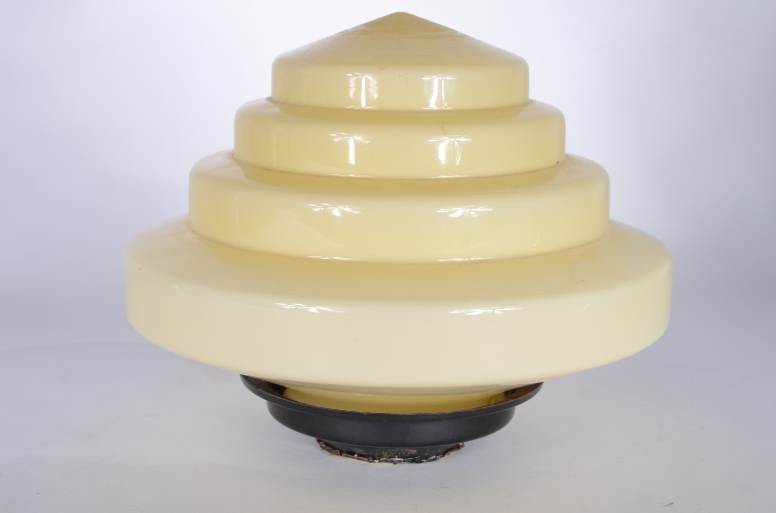 Três peças, sendo: ânfora de porcelana, abatjour (pequeno lascado) e... - foto 7 de 10