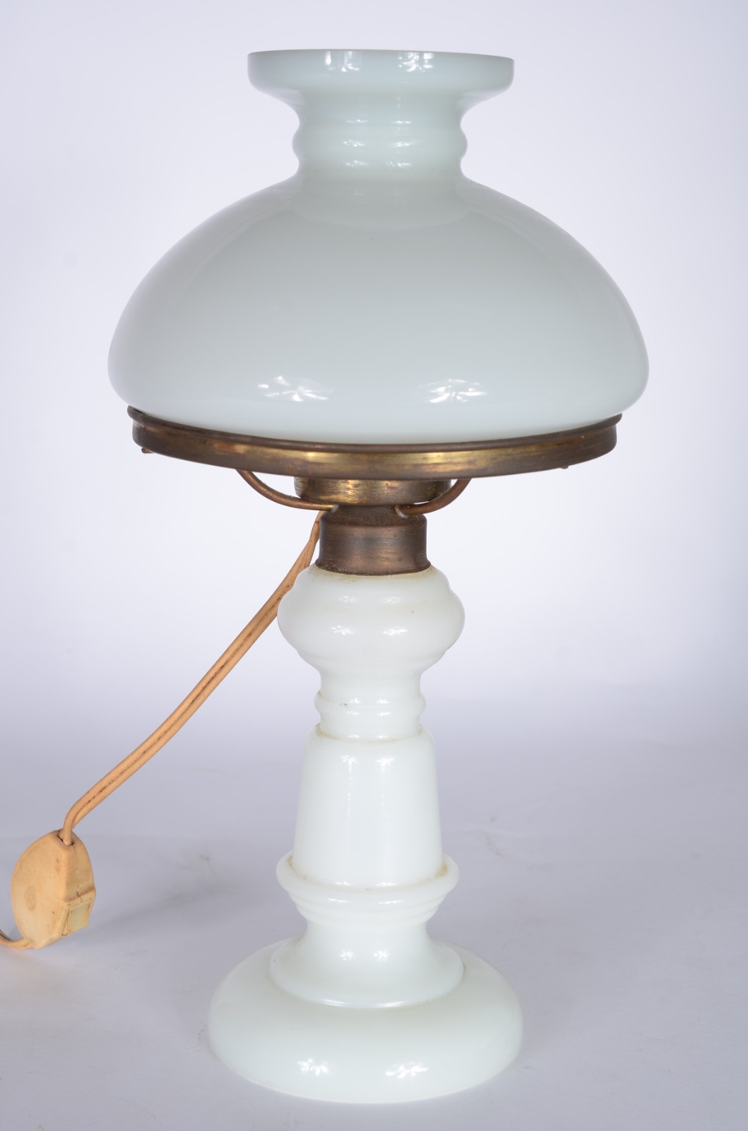 Três peças, sendo: ânfora de porcelana, abatjour (pequeno lascado) e... - foto 9 de 10