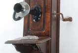 Telefone de parede com discador adaptado, caixa... - Telefone de parede com discador adaptado, caixa de madeira. Não foi testado o funcionamento.